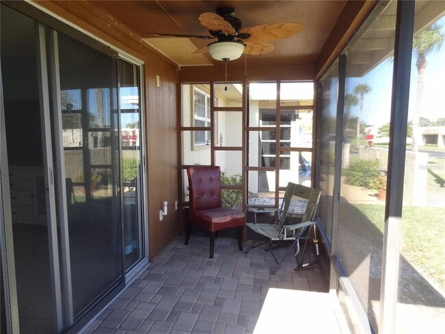 Building Photo - 11135 Carriage Hill Dr