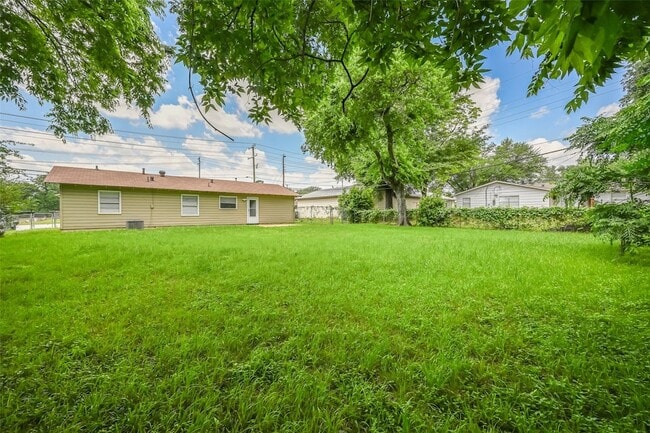 Building Photo - 1905 S Cooper St