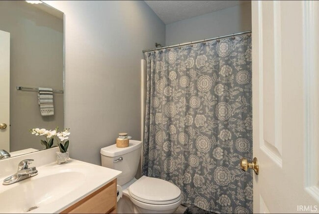 Building Photo - 3253 S Southern Oaks Dr