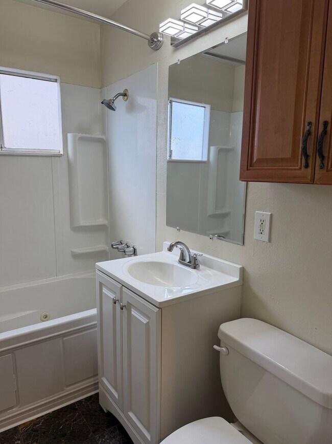 Building Photo - 7109 Thomas Dr