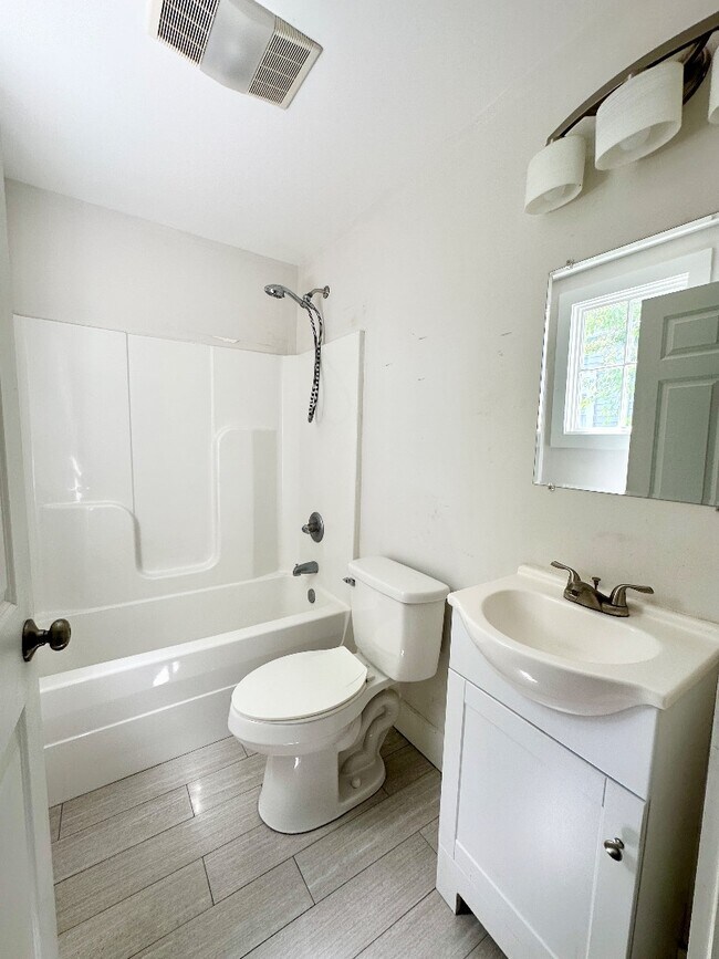 Building Photo - Beautiful! 1 Bedroom 1 Bath Duplex in Central City!