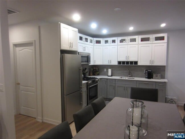 Building Photo - 324 1st St