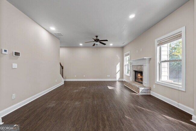 Building Photo - 475 Louise Way