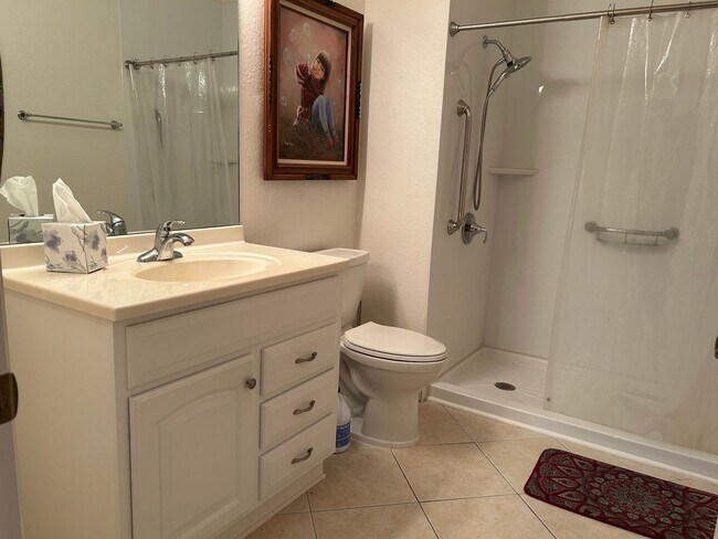 Building Photo - Charming 2 bedroom/ 2 bath condo