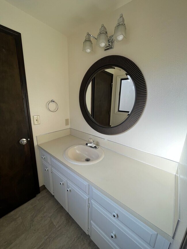 Building Photo - Beautiful One-Level Home with Sunroom, Vaulted Ceilings & Multiple Living Areas