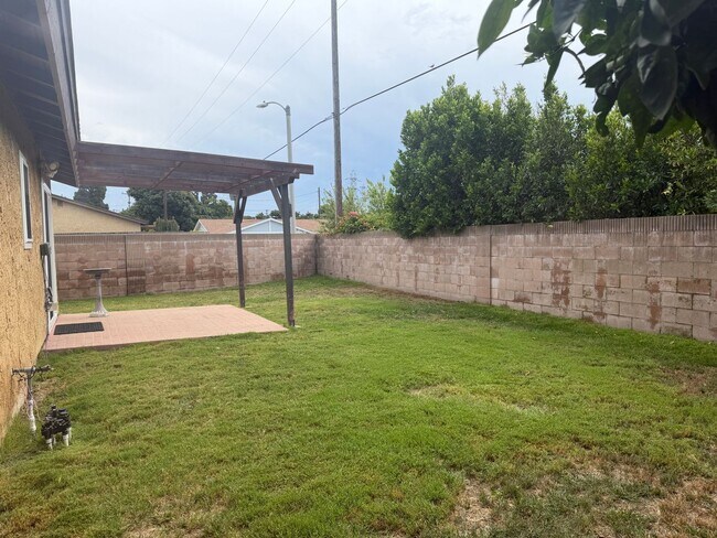 Building Photo - 6250 Mockingbird St