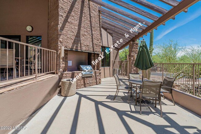 Building Photo - Lovely Sabino Canyon Condo