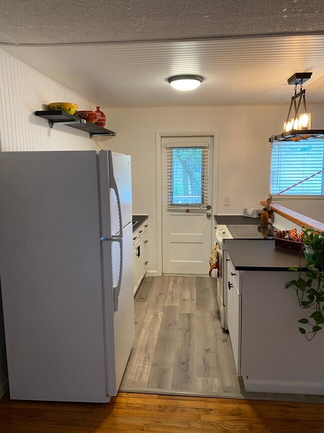 Kitchen - 320 Lakeview St