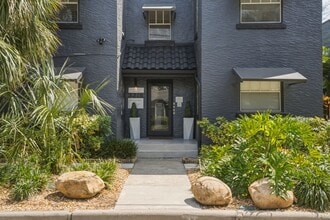 Building Photo - 3218 W Santiago St
