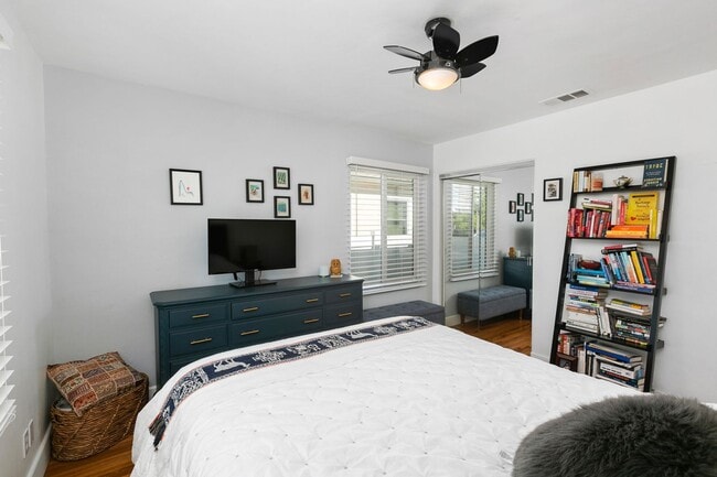 Building Photo - Spacious Talmadge Home WITH POOL!