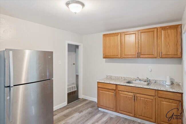 Building Photo - $1,200 -  3 bedroom Bungalow