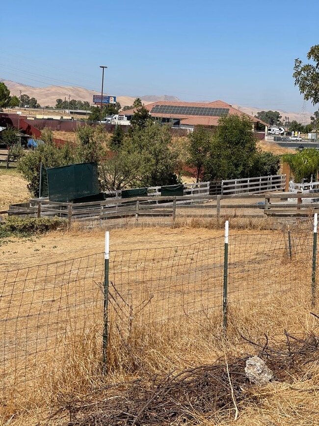 Building Photo - 5-Bedroom, 3-Bathroom Home for Rent on 1-A...