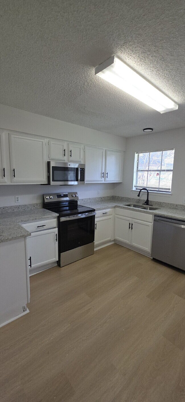 Building Photo - Beautifully remodeled first-floor condo with 2 bed & 2 bath