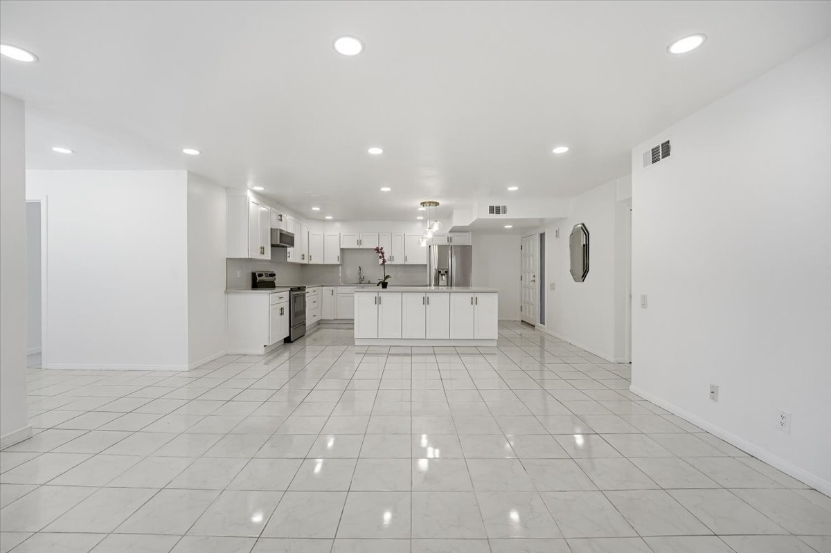 Building Photo - 5301 Balboa Blvd