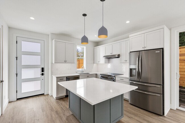 Building Photo - 1541 3rd St