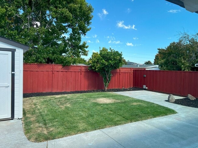 Building Photo - UPDATED BRIGHT OPEN LAYOUT LARGE BACK YARD...