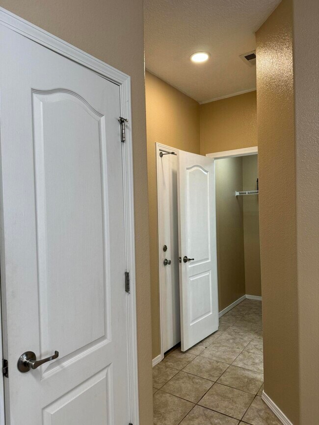 Building Photo - 10812 Fort Point Ln NE