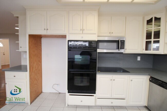 Building Photo - $4095 - 4 Bed/2 Bath 1933 sqft single stor...