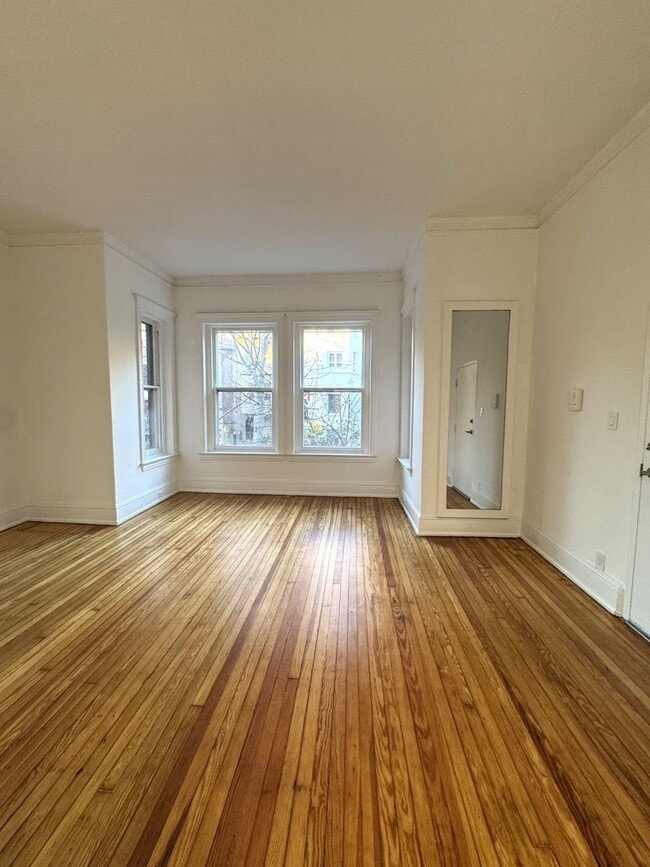 Building Photo - Centrally Located Renovated Large 1BR/1BA in Historic Dupont Circle Row House