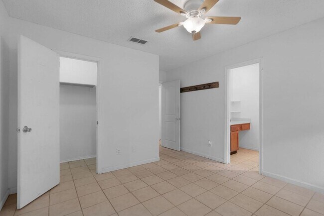 Building Photo - 5808 Spring Meadow Rd