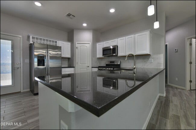 Building Photo - 552 Logwood Ave