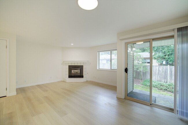 Building Photo - 2bd/2.5ba Kirkland Townhome