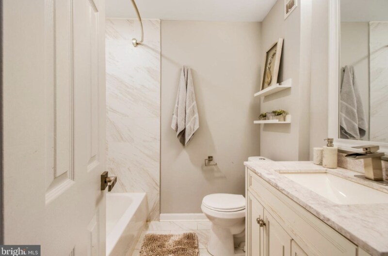 Building Photo - 1149 Summit St NE