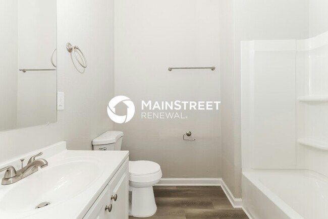 Building Photo - 4 Bedroom Pet-Friendly Home in Louisville, KY with Main Street Renewal