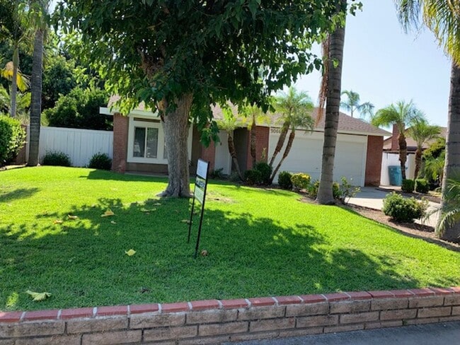Primary Photo - $2,975 4 BEDROOM 2 BATH + OFFICE/ DEN (RIV...