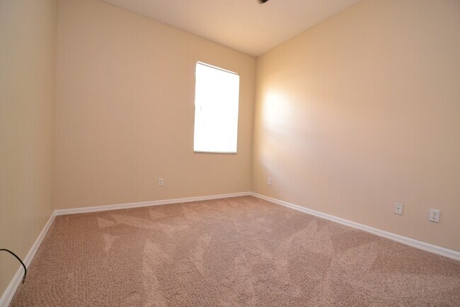Building Photo - 4 BR Lakefront & Pool Home