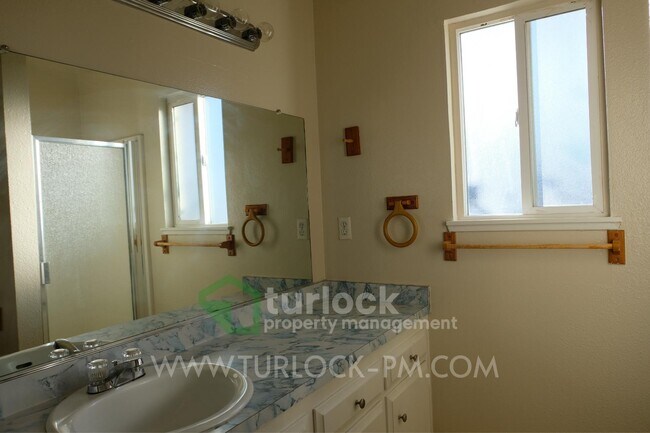 Building Photo - 660 Hillsdale Dr