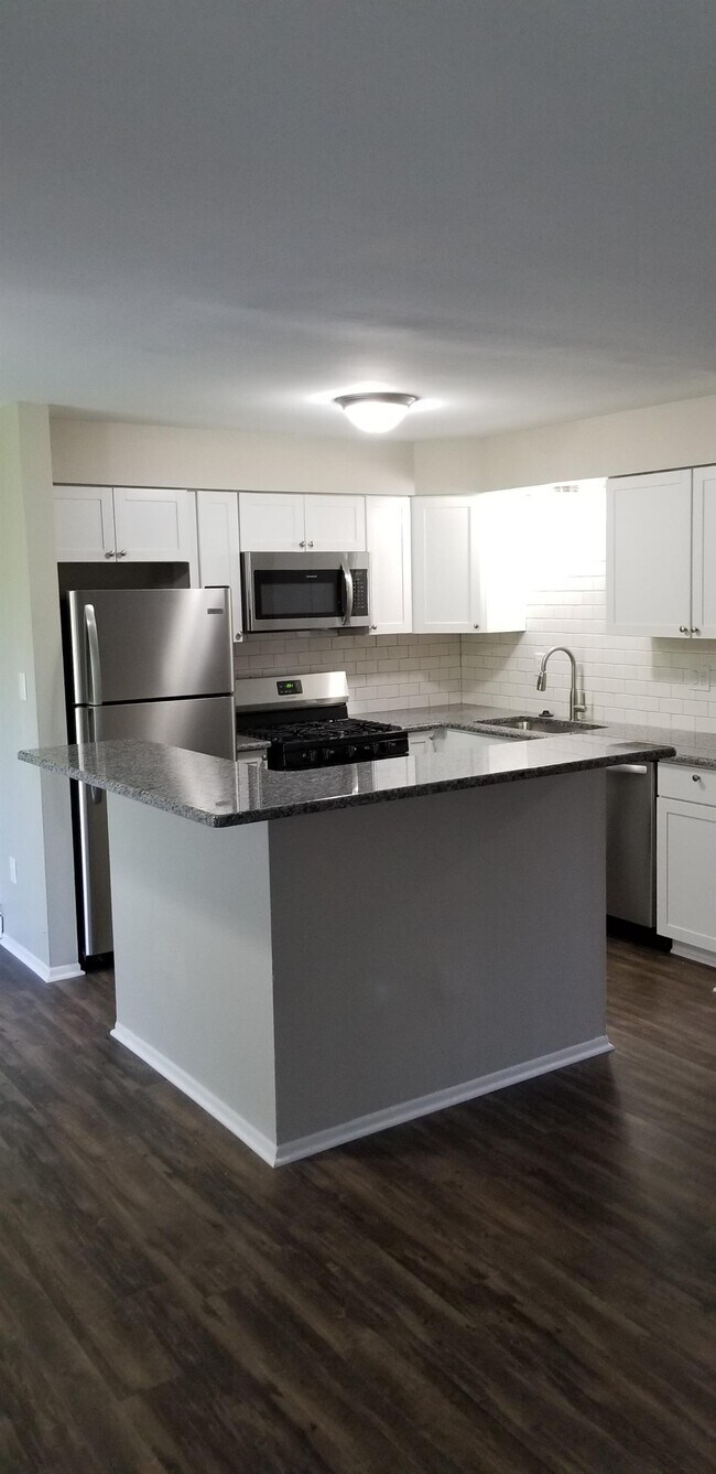 Building Photo - 23700 W Warren Ave