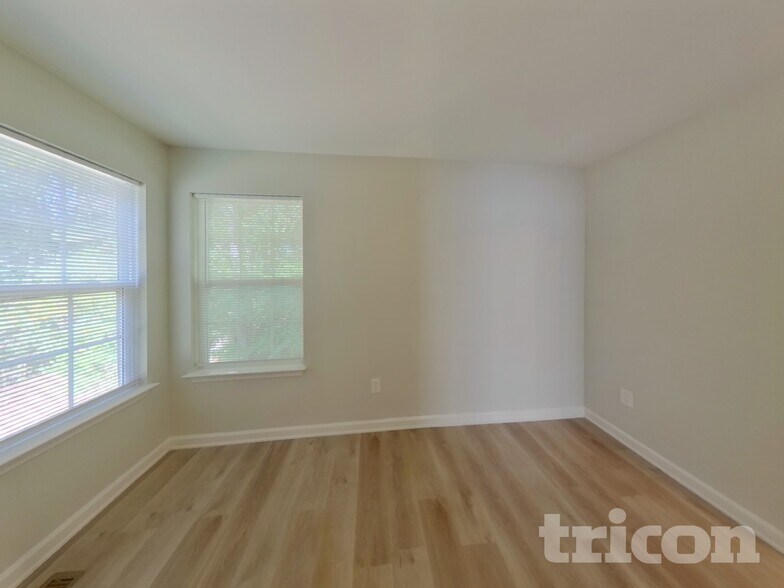 Building Photo - 1585 Kingston Dr