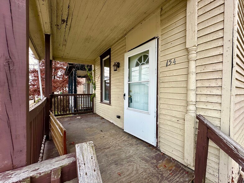 Building Photo - 154 Elmwood St