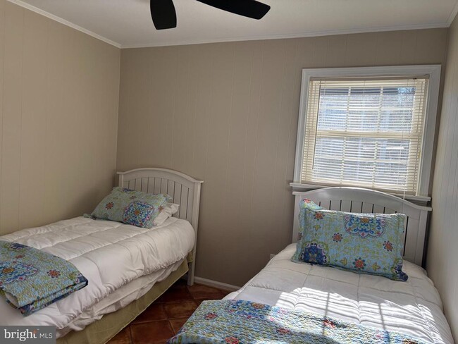 Building Photo - 6194 Riverview Dr