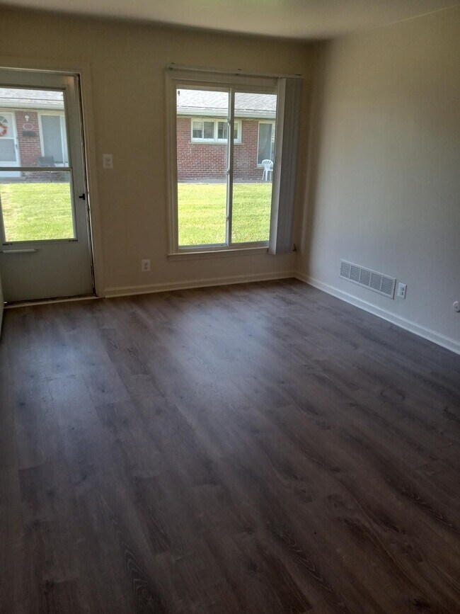 Building Photo - 1 Month Free Rent