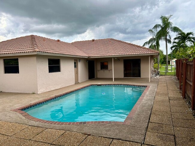 Building Photo - 6162 Amberwoods Dr