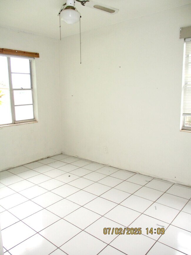 Building Photo - Spacious 3-Bedroom, 2-Bathroom Home in Des...