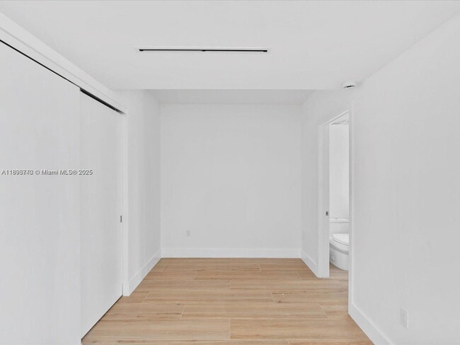 Building Photo - 9901 W Bay Harbor Dr