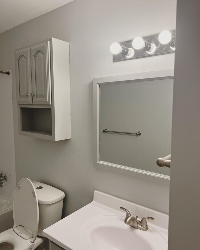 Building Photo - Updated 3BR 1BA Home w/ Garage & Updated Kitchen in Cincinnati