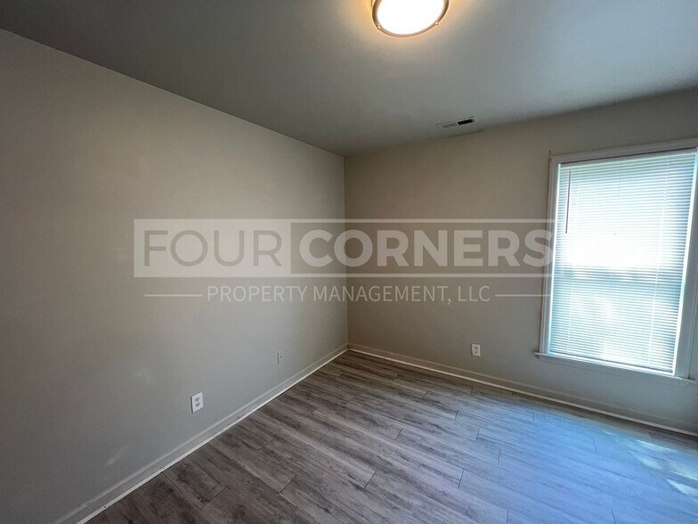 Building Photo - Room in Duplex on Beck St