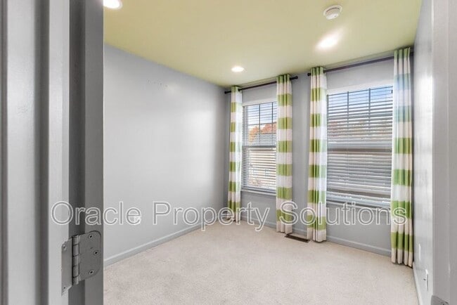 Building Photo - 1201 Falcon Point Dr