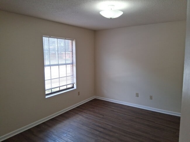 Building Photo - 2110 Lennox St