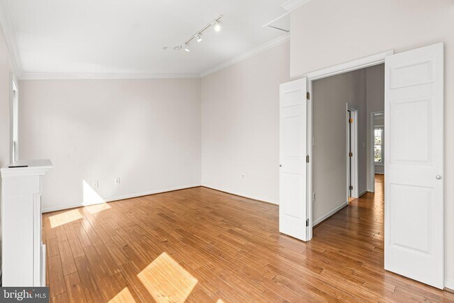 Building Photo - 211 W Hill St