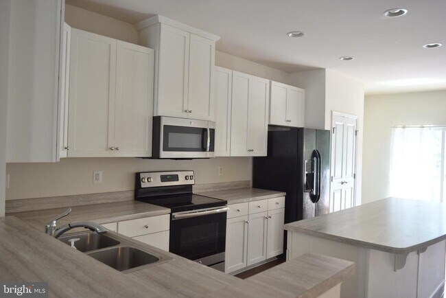 Building Photo - 8659 Rosecrans Ln