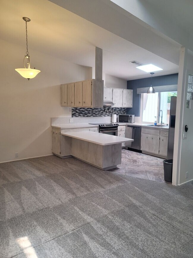 Building Photo - Mid-Century Modern half-plex in American R...
