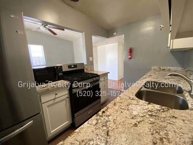 Building Photo - 1416 E Lee St