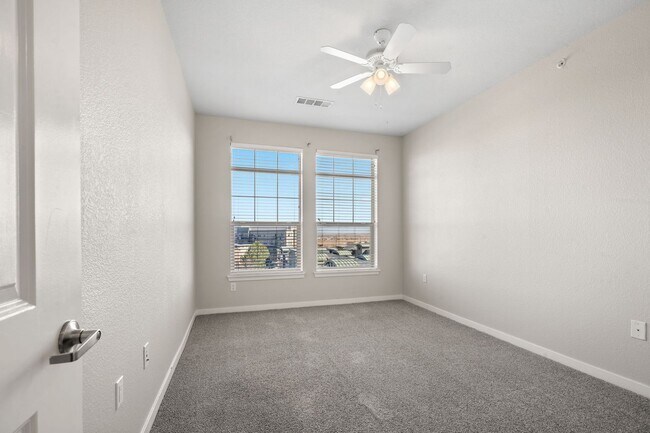 Building Photo - Charming 2 Bed, 2 Bath Top-Floor Condo with Great Sunrise Views