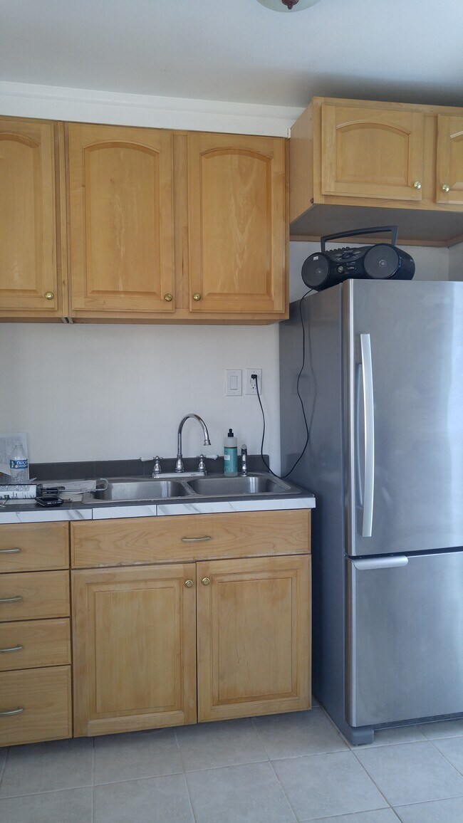 Kitchen - 205 Willowbrook Dr