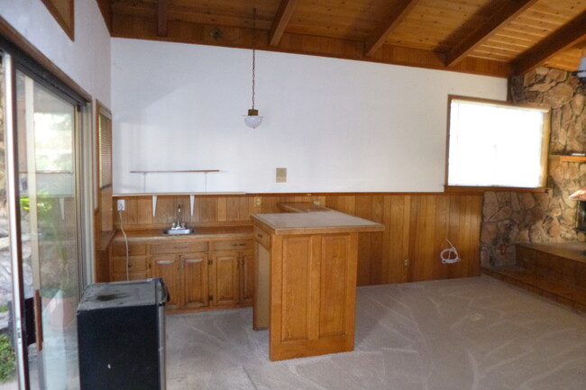 Building Photo - AVAILABLE AUGUST - Spacious Home Close to ...